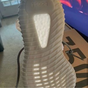 Beluga Yeezy 350 SIZE 7 in adults
